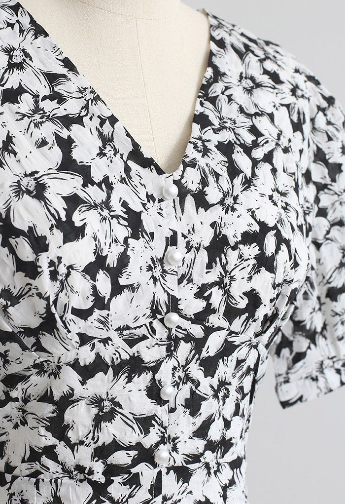 Sanftes Blossom-Minikleid mit V-Ausschnitt und Knöpfen in Schwarz