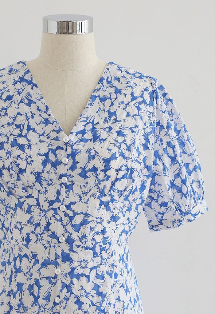 Sanftes Blossom-Minikleid mit V-Ausschnitt und Knöpfen in Blau