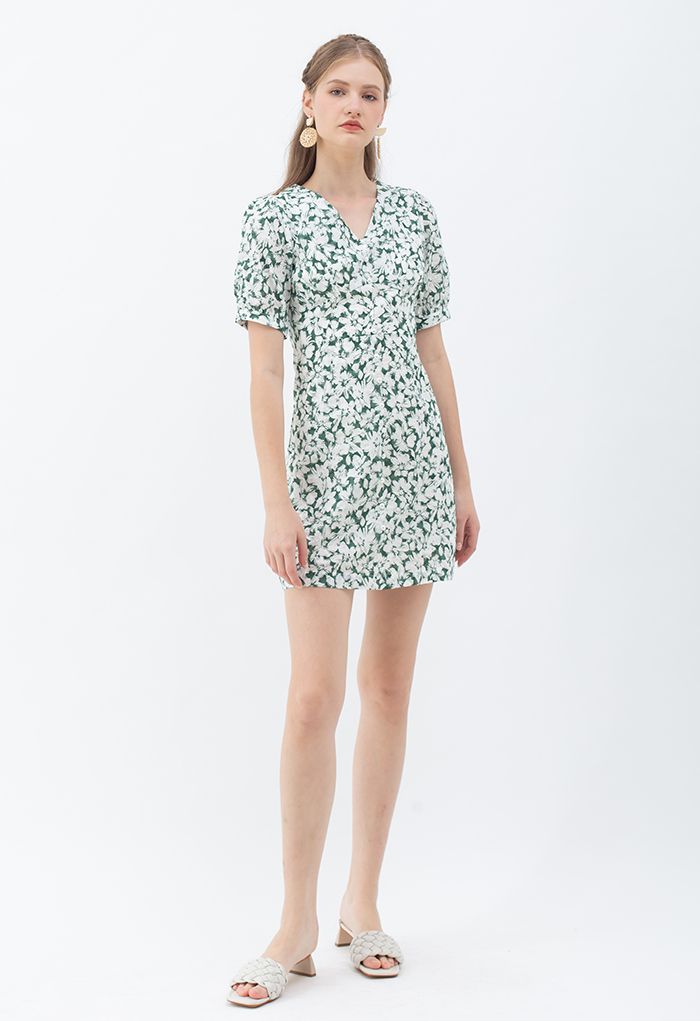Sanftes Blossom-Minikleid mit V-Ausschnitt und Knöpfen in Grün