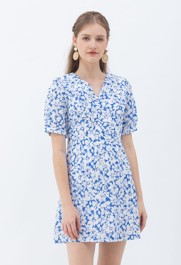 Sanftes Blossom-Minikleid mit V-Ausschnitt und Knöpfen in Blau
