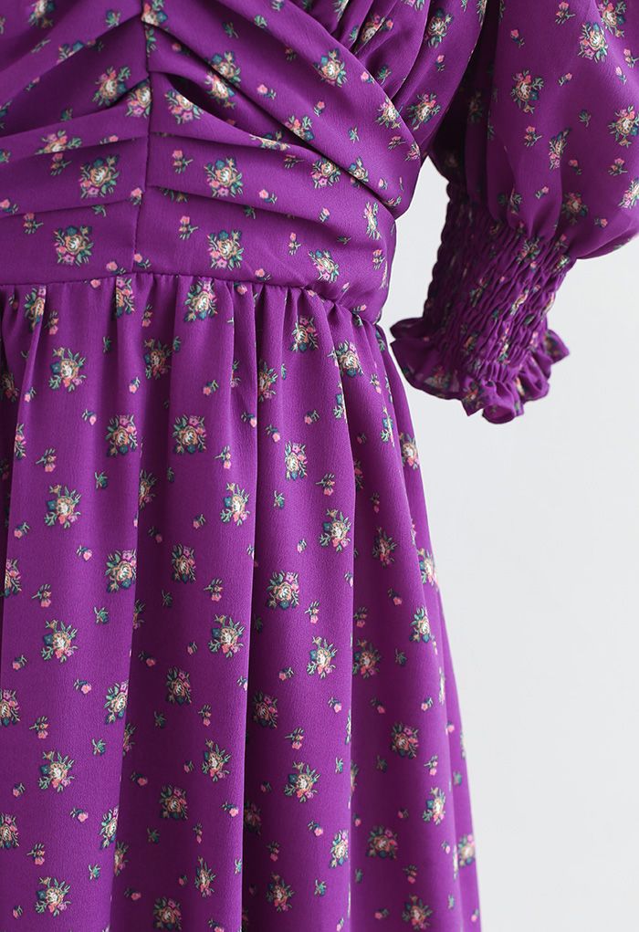 Gepolstertes, florales V-Ausschnitt-Kleid mit Puffärmeln in Lila