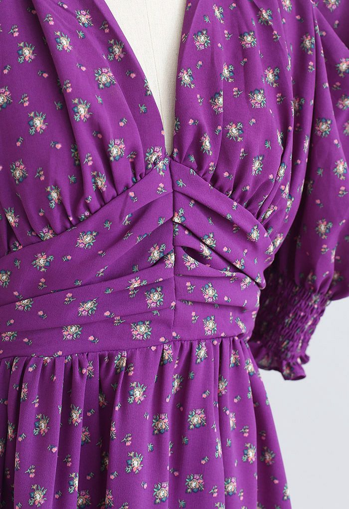 Gepolstertes, florales V-Ausschnitt-Kleid mit Puffärmeln in Lila