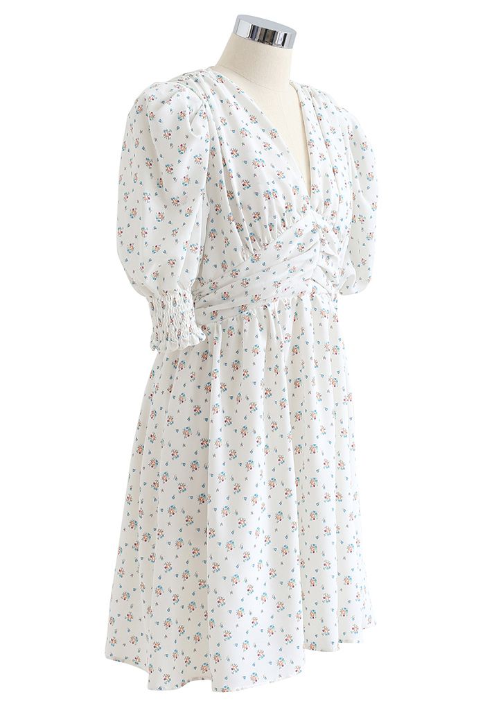 Gepolstertes, florales V-Ausschnitt-Kleid mit Puffärmeln in Weiß