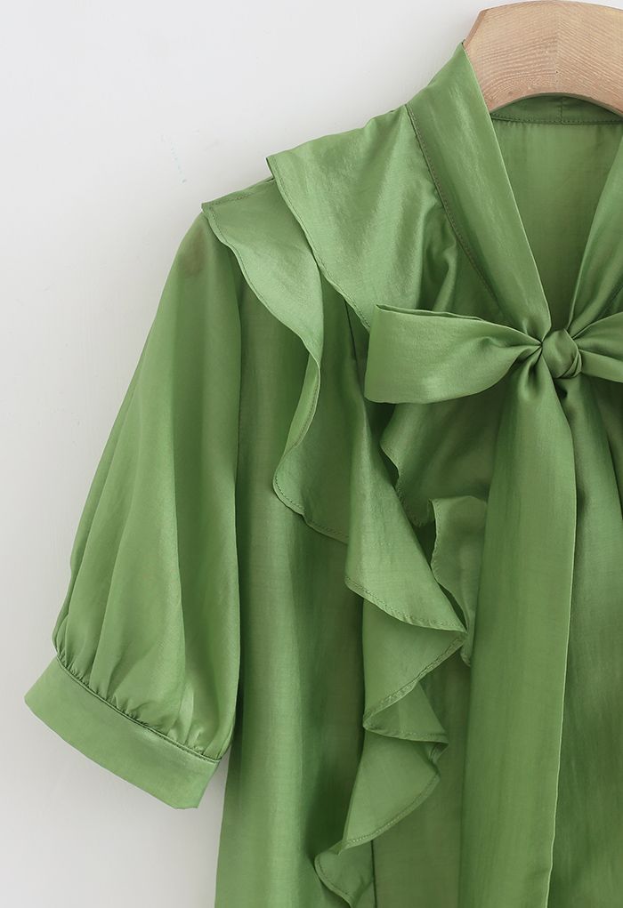 Flowy Rüschen – Grünes Hemd mit Schleifenausschnitt