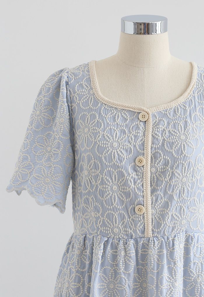 Babyblaues Kleid mit voller Blumenstickerei und Bogenkante