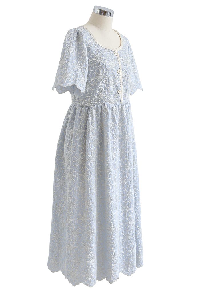 Babyblaues Kleid mit voller Blumenstickerei und Bogenkante
