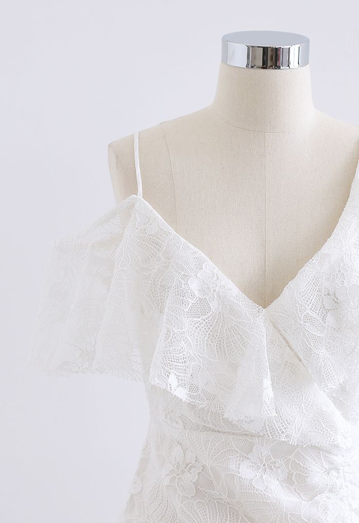 Cold-Shoulder-Kleid mit Volant und Rüschen in Weiß