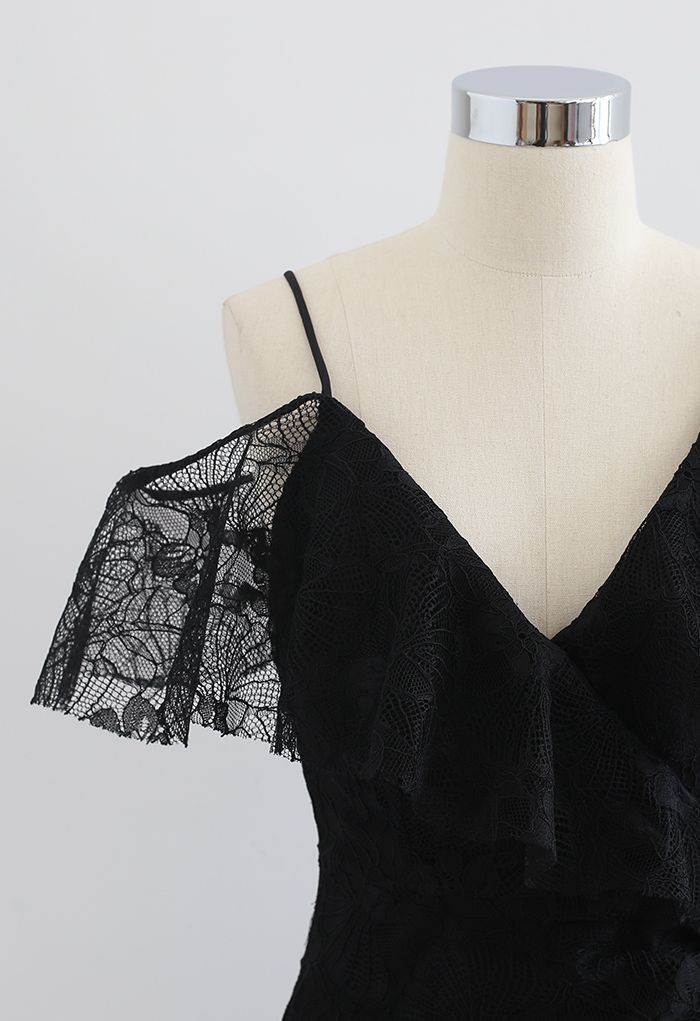 Cold-Shoulder-Kleid mit Volant und Rüschen in Schwarz