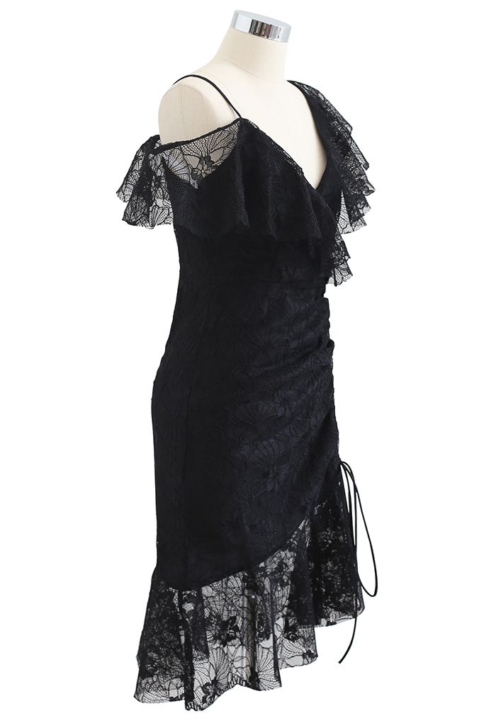 Cold-Shoulder-Kleid mit Volant und Rüschen in Schwarz