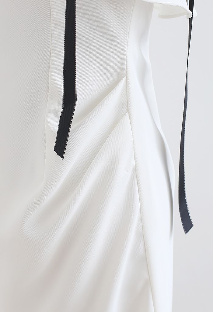 Weißes Minikleid mit Rüschen und Rüschen zum Binden an der Schulter