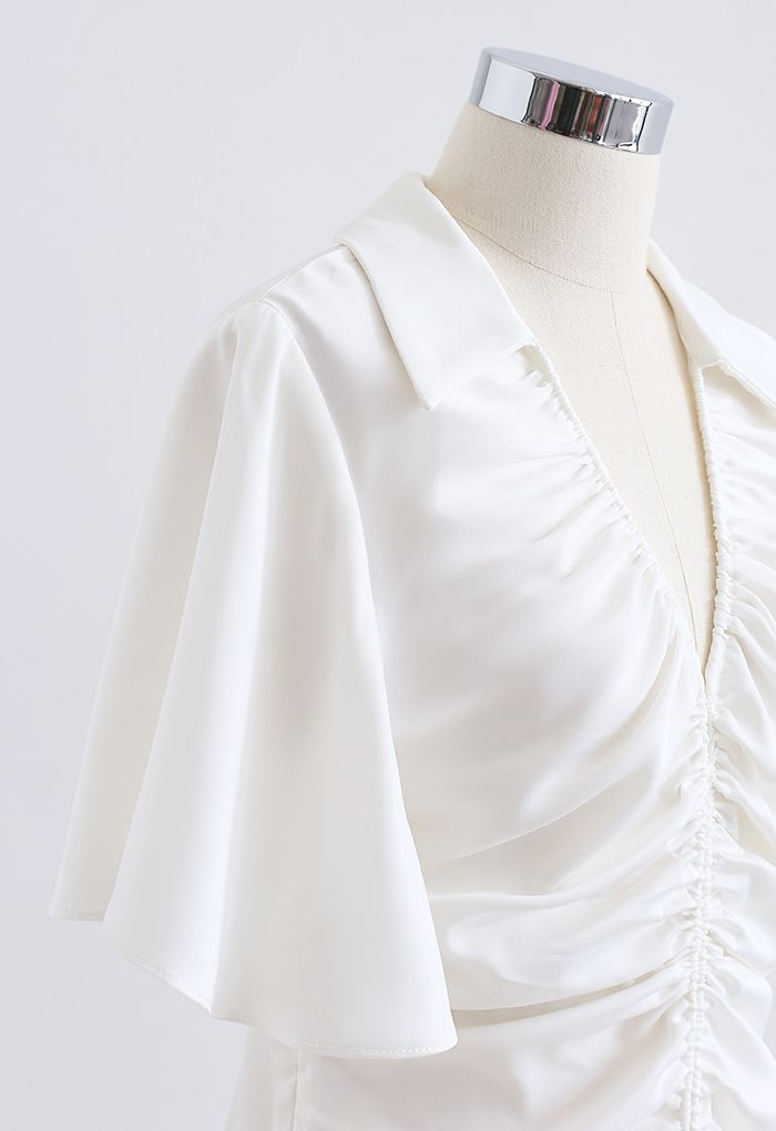 Weißes Minikleid mit ausgestellten Ärmeln und Kordelzug Front