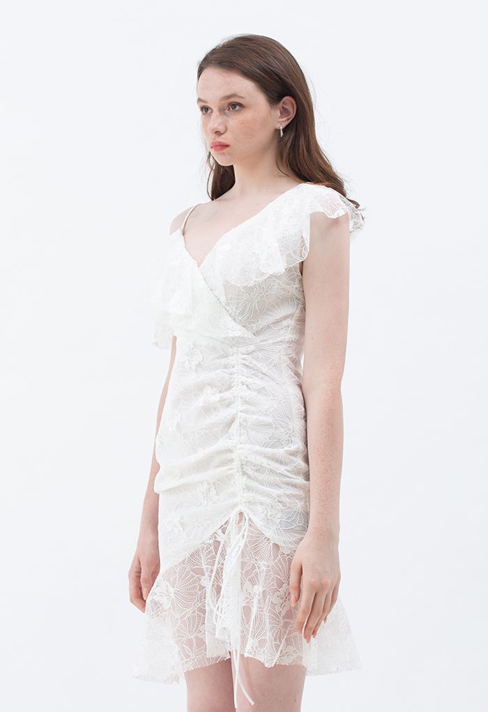 Cold-Shoulder-Kleid mit Volant und Rüschen in Weiß