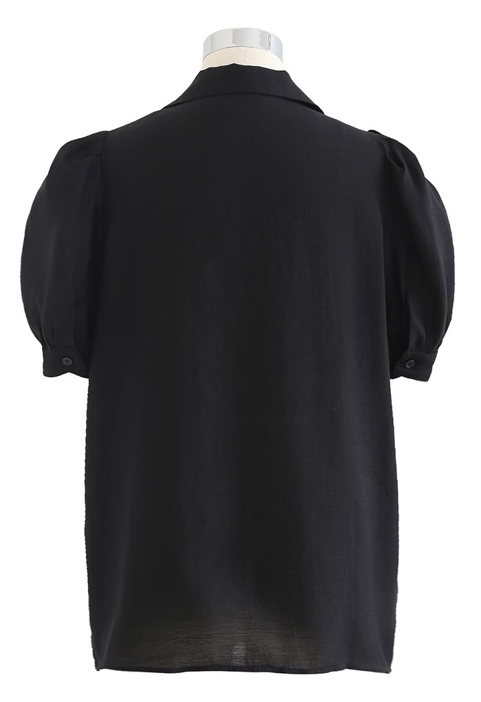 Hemd mit geknöpftem Kragen und Klapptasche in Schwarz