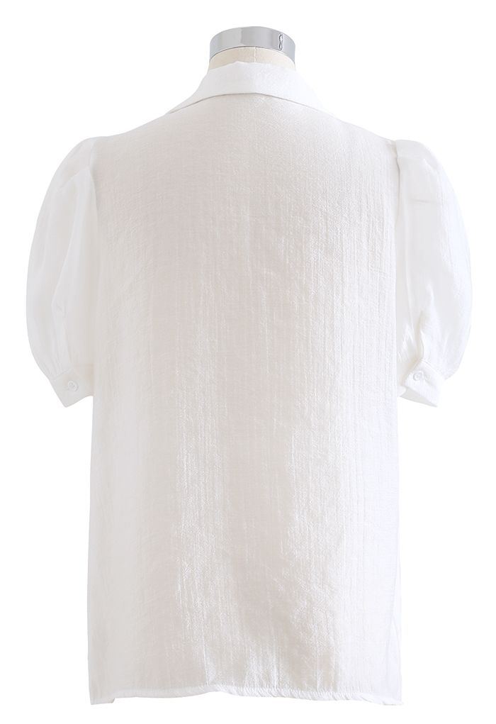 Weißes, geknöpftes Hemd mit Kerbkragen und Klappe