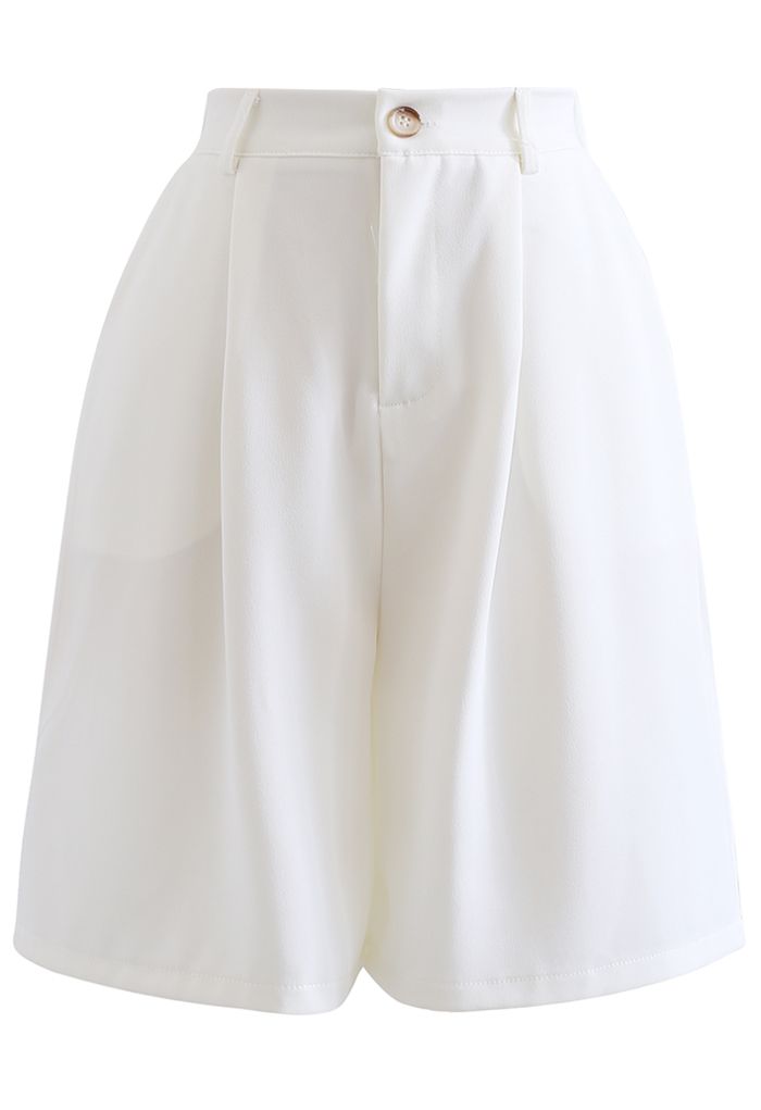 Plissierte Bermuda-Shorts mit hoher Taille in Weiß