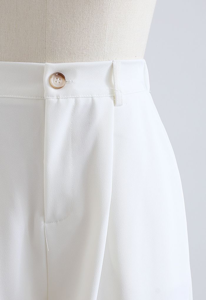 Plissierte Bermuda-Shorts mit hoher Taille in Weiß