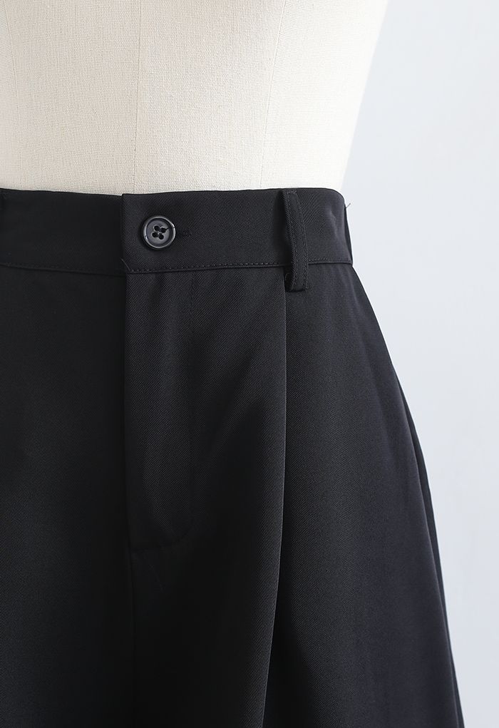 Plissierte Bermuda-Shorts mit hoher Taille in Schwarz