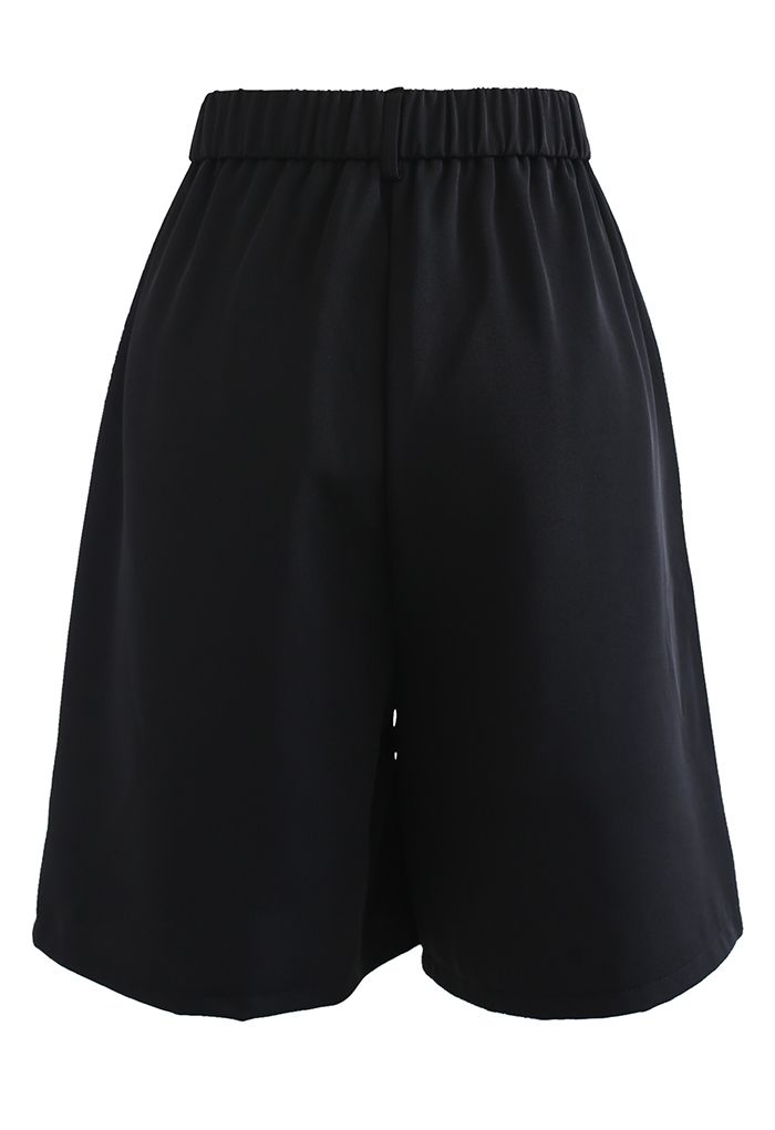 Plissierte Bermuda-Shorts mit hoher Taille in Schwarz
