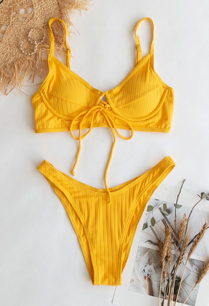 Niedriges Bikini-Set mit Trägern in Gelb