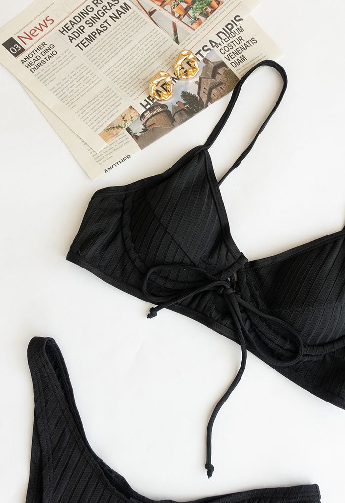 Niedriges Bikini-Set mit Trägern in Schwarz