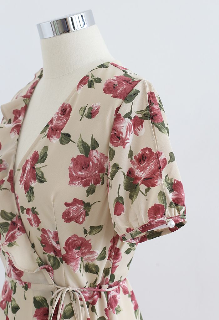 Asymmetrisches Wickelkleid mit Retro-Rosendruck zum Selbstbinden