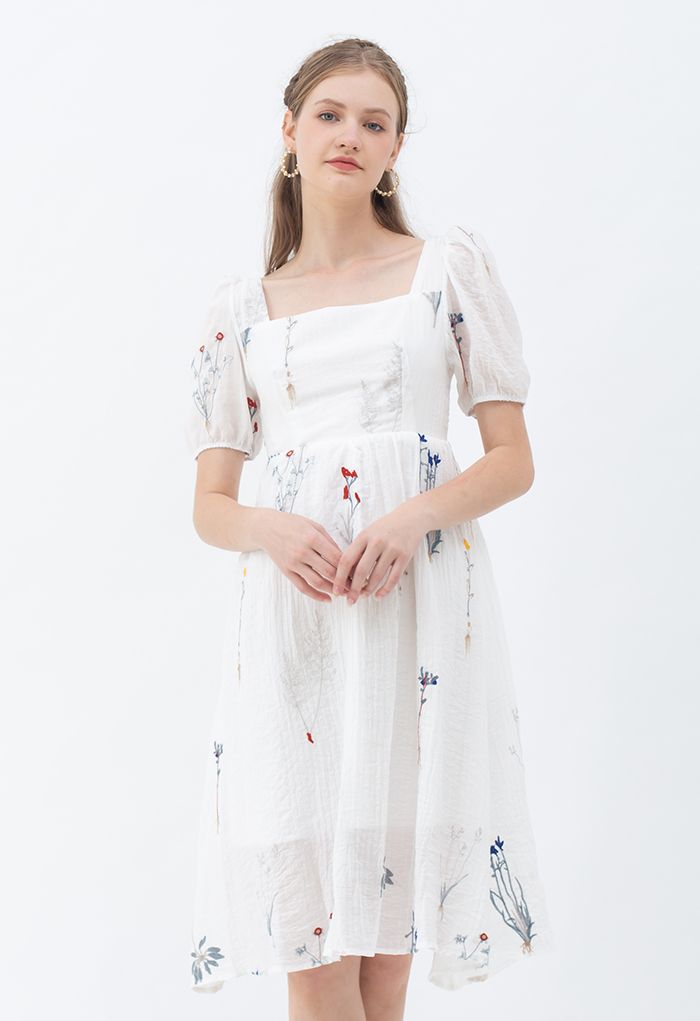 Kleid mit eckigem Ausschnitt mit Blumenstrauß-Stickerei