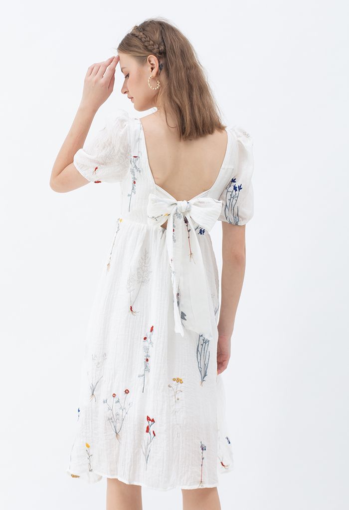 Kleid mit eckigem Ausschnitt mit Blumenstrauß-Stickerei