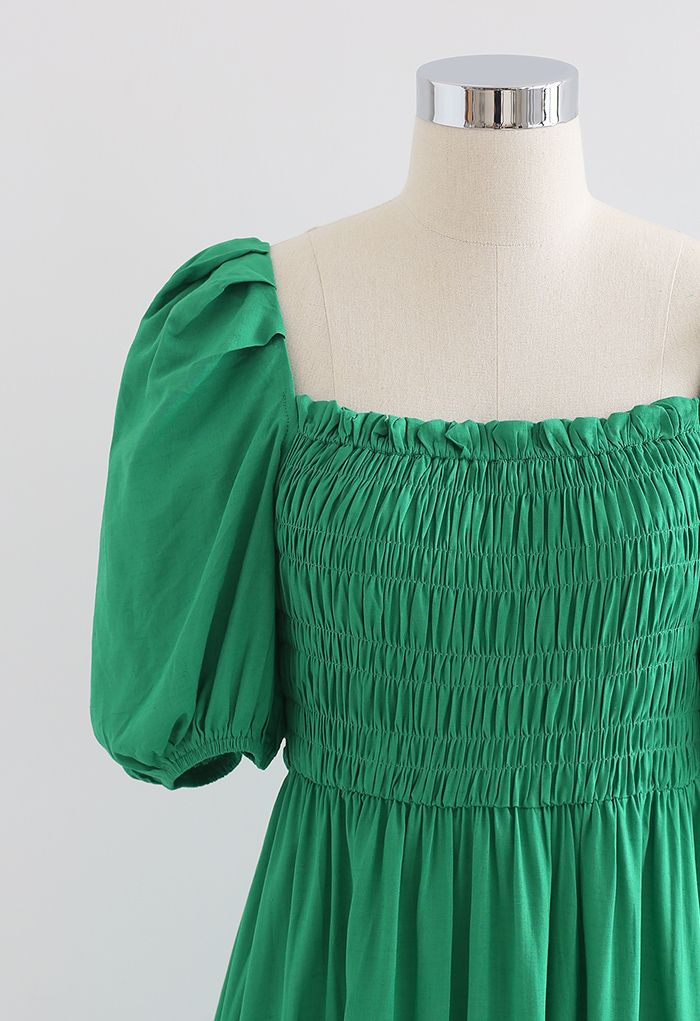 Grünes Kleid mit eckigem Ausschnitt und Puffärmeln
