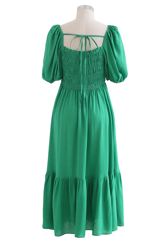 Grünes Kleid mit eckigem Ausschnitt und Puffärmeln