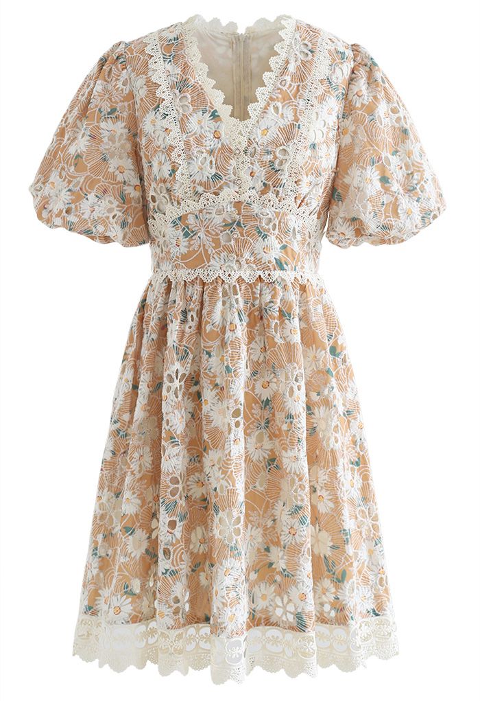 Kleid mit Aprikosen-Blumenstickerei