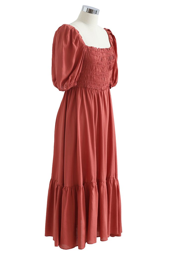 Gerafftes Kleid mit eckigem Ausschnitt und Puffärmeln in Rostrot
