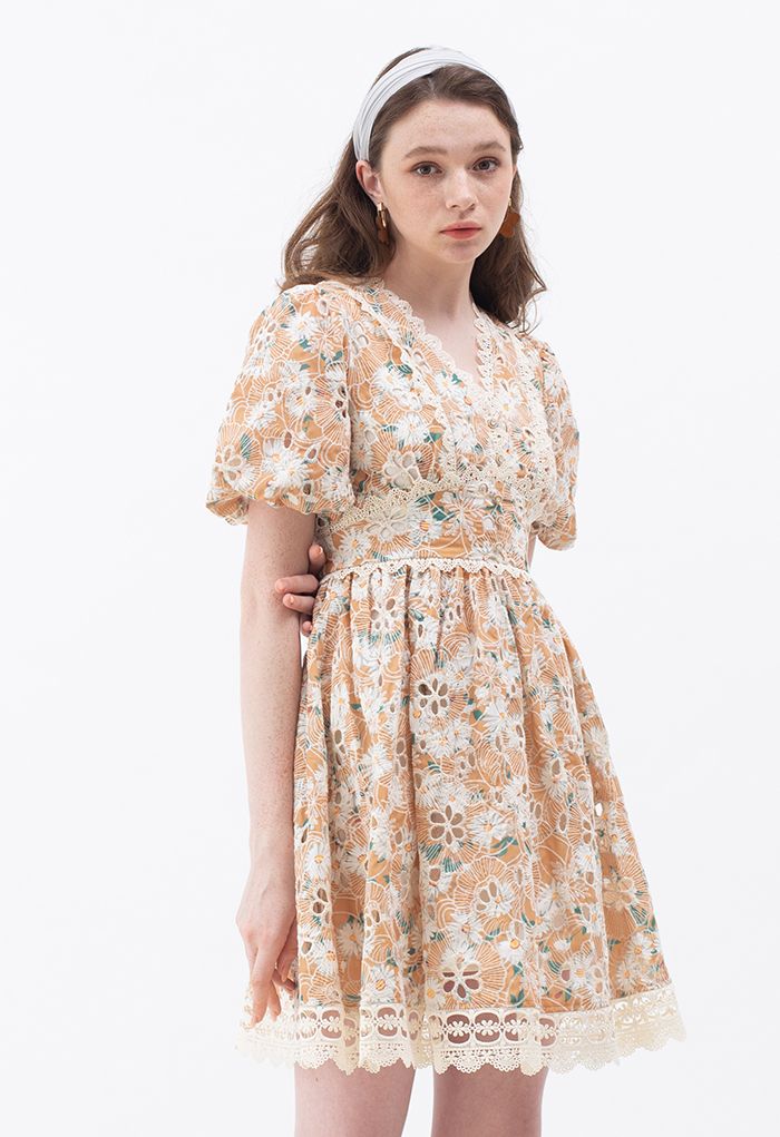 Kleid mit Aprikosen-Blumenstickerei