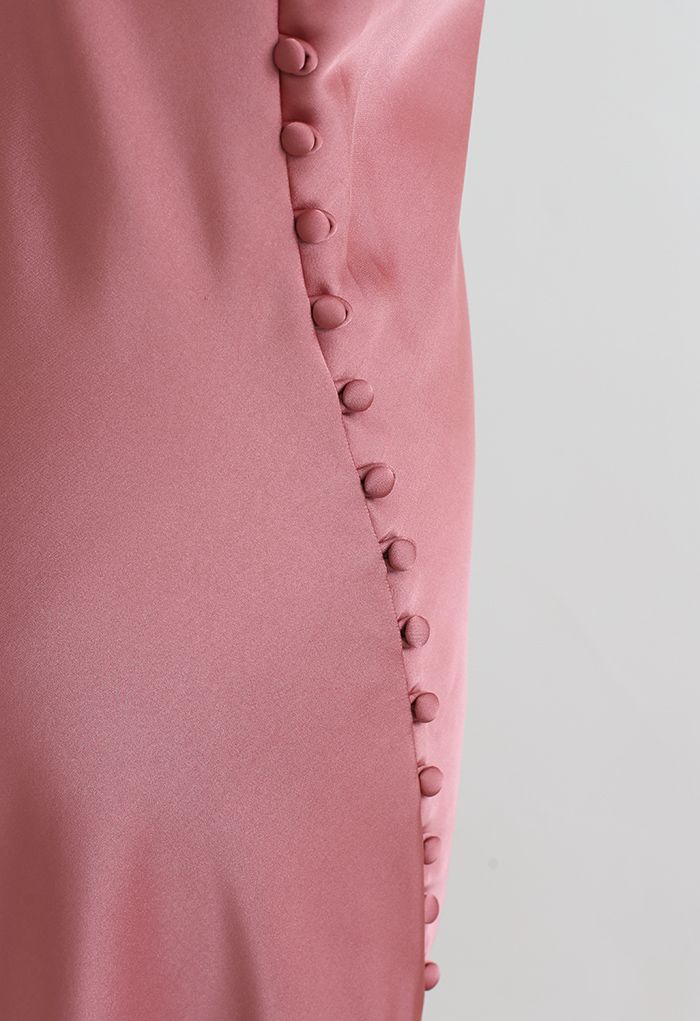 Geknöpftes Camisole-Kleid aus Satin mit seitlichem Schlitz in Koralle