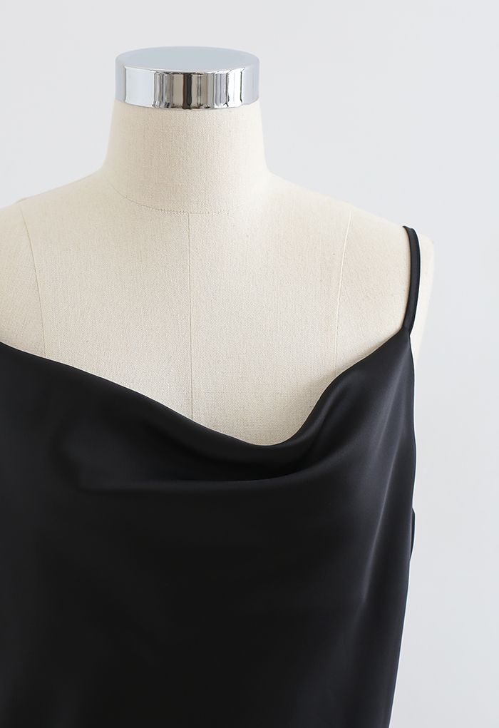 Camisole-Kleid aus Satin mit seitlichem Schlitz und geknöpftem Saum in Schwarz