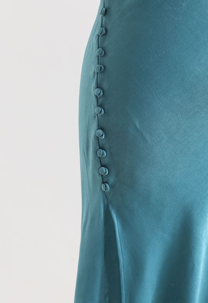 Geknöpftes Camisole-Kleid aus Satin mit seitlichem Schlitz und Saum