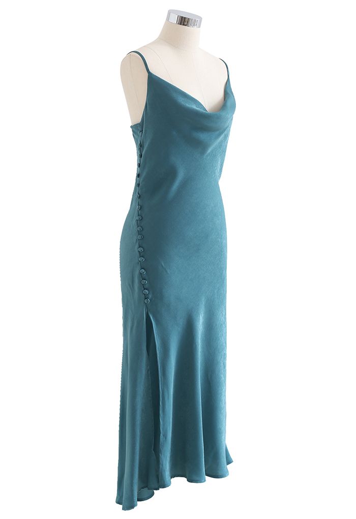 Geknöpftes Camisole-Kleid aus Satin mit seitlichem Schlitz und Saum