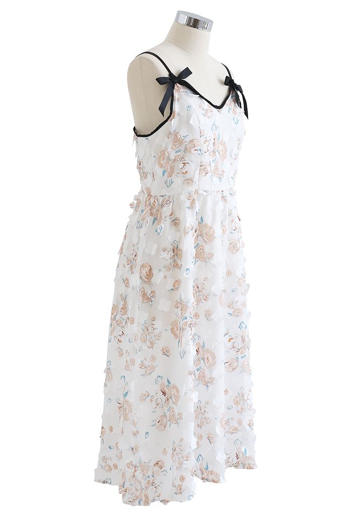 Cami-Kleid mit Blumenmuster und Applikationen in Rosenmuster