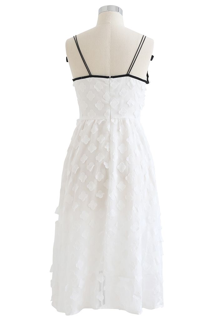 Cami-Kleid mit Blumenmuster und Applikationen in Weiß