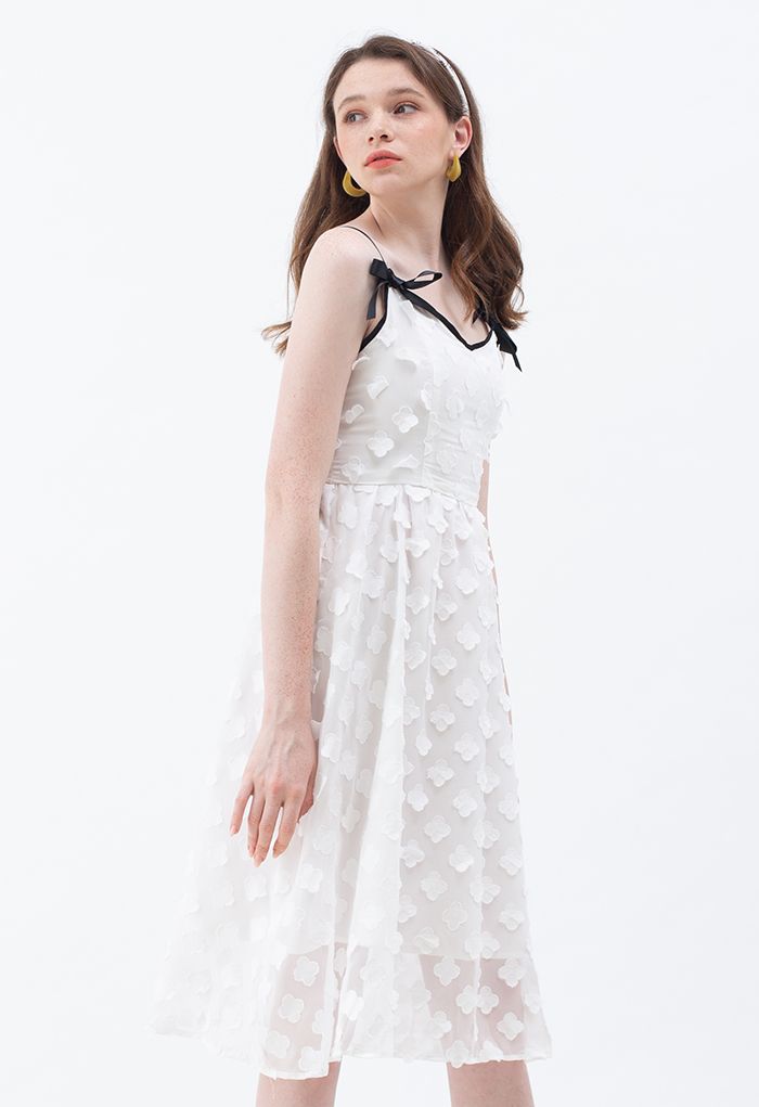 Cami-Kleid mit Blumenmuster und Applikationen in Weiß