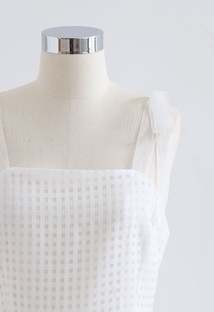 Gingham-Kleid aus Organza mit Binderiemen in Weiß