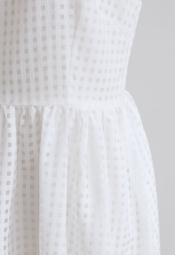 Gingham-Kleid aus Organza mit Binderiemen in Weiß