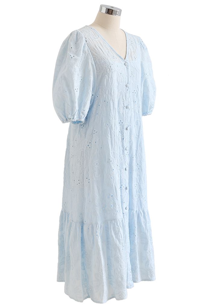 Gesticktes Dolly-Kleid mit Knöpfen und Blasenärmeln in Blau