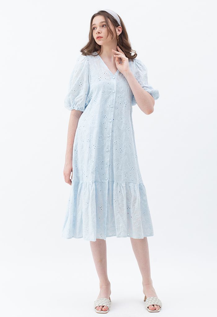 Gesticktes Dolly-Kleid mit Knöpfen und Blasenärmeln in Blau