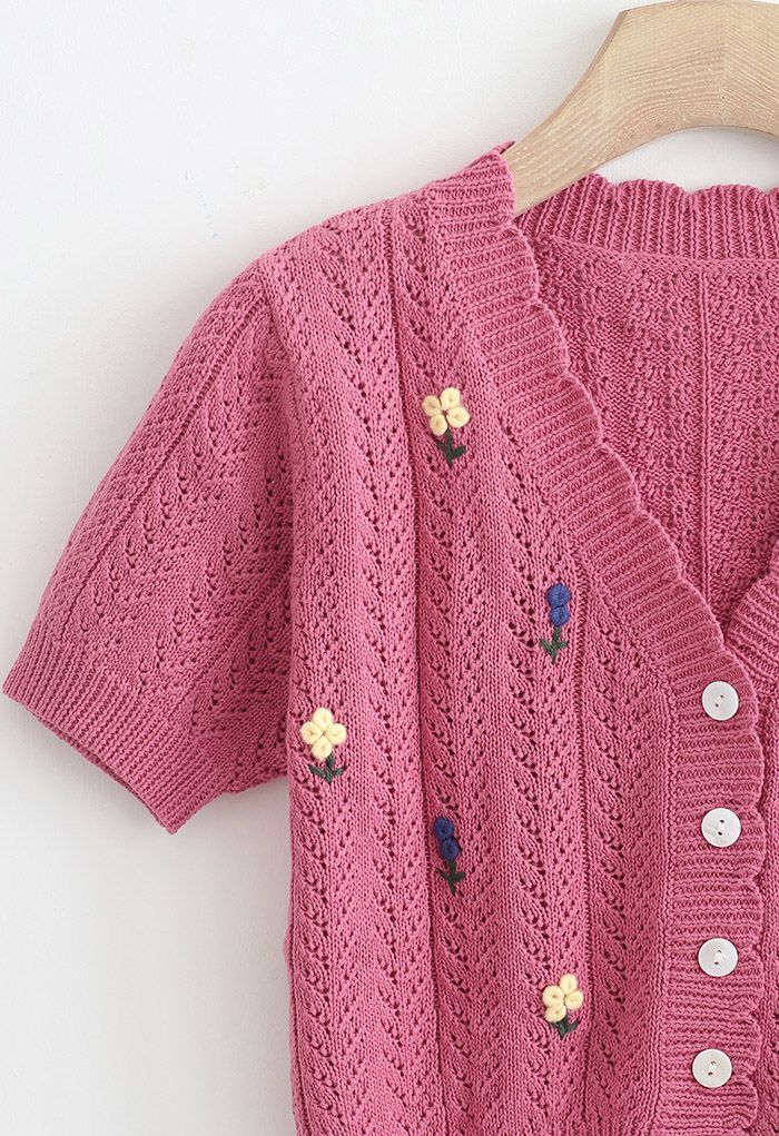 Floweret – Kurze Strickjacke mit Ösen und Knopfleiste in Rouge Pink
