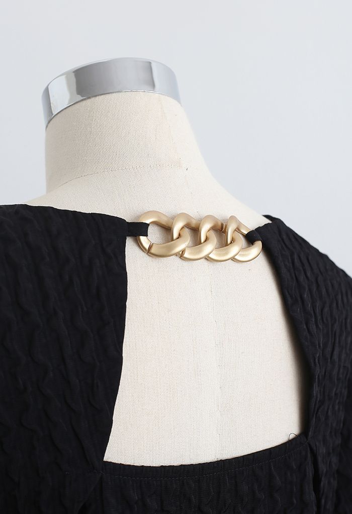 Goldenes Minikleid mit Kettendetail in Schwarz