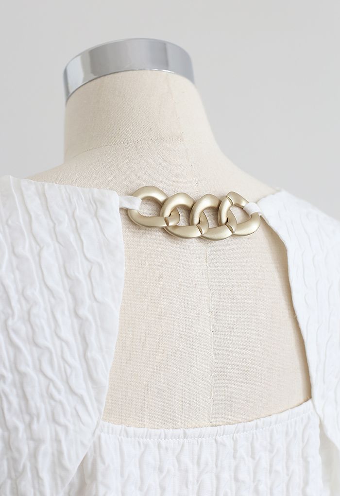 Goldenes Minikleid mit Kettendetail in Weiß