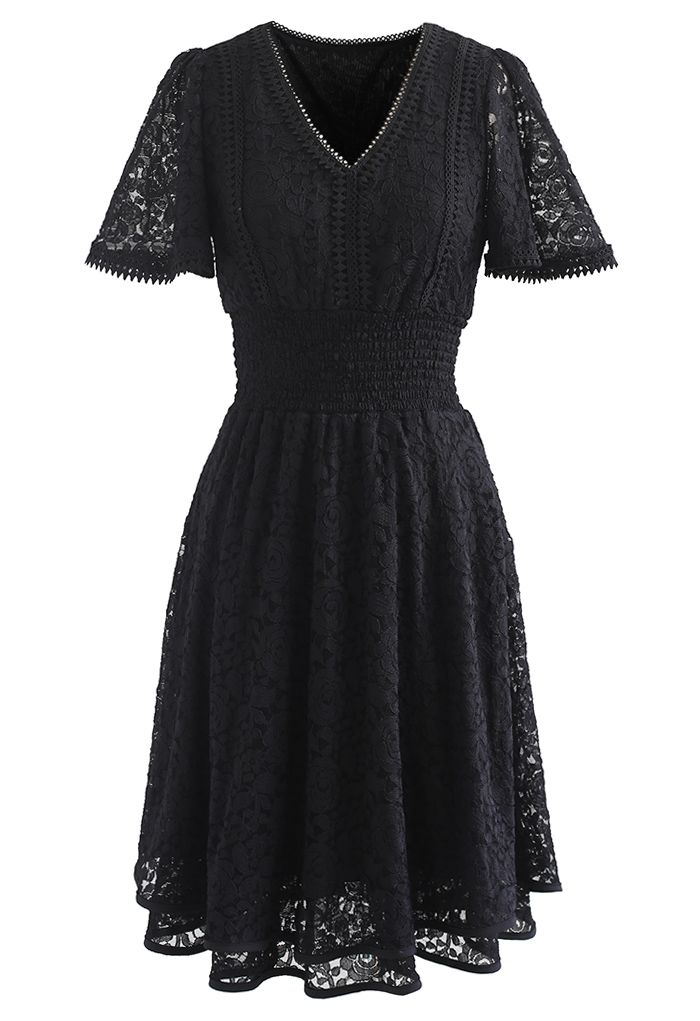 Rose Kleid mit V-Ausschnitt und geraffter Taille in Schwarz