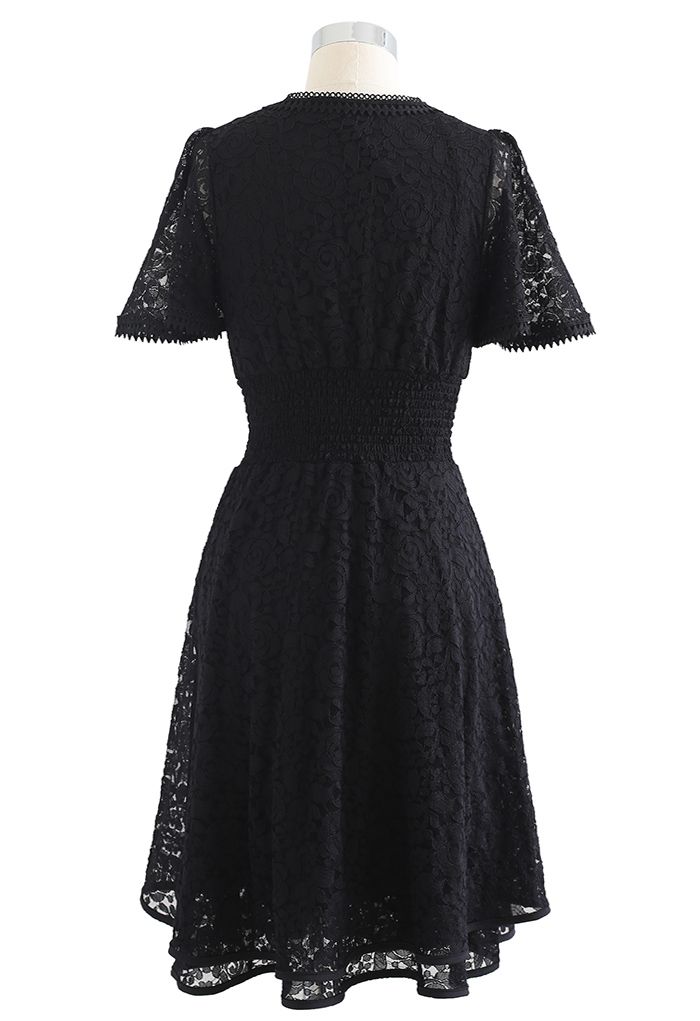 Rose Kleid mit V-Ausschnitt und geraffter Taille in Schwarz