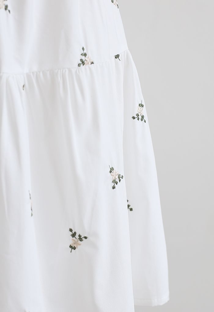 Floret – Bestickter Minirock mit Rüschen in Weiß