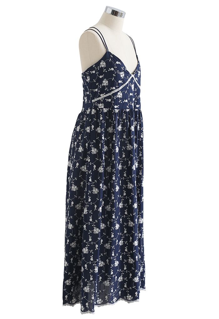 Cami-Kleid mit überkreuztem V-Ausschnitt und Stickerei